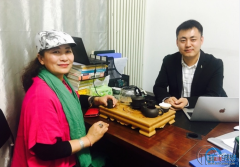 央視記者編導(dǎo)何紅到巨推公司參觀，董事長柴瀟熱情接見會談