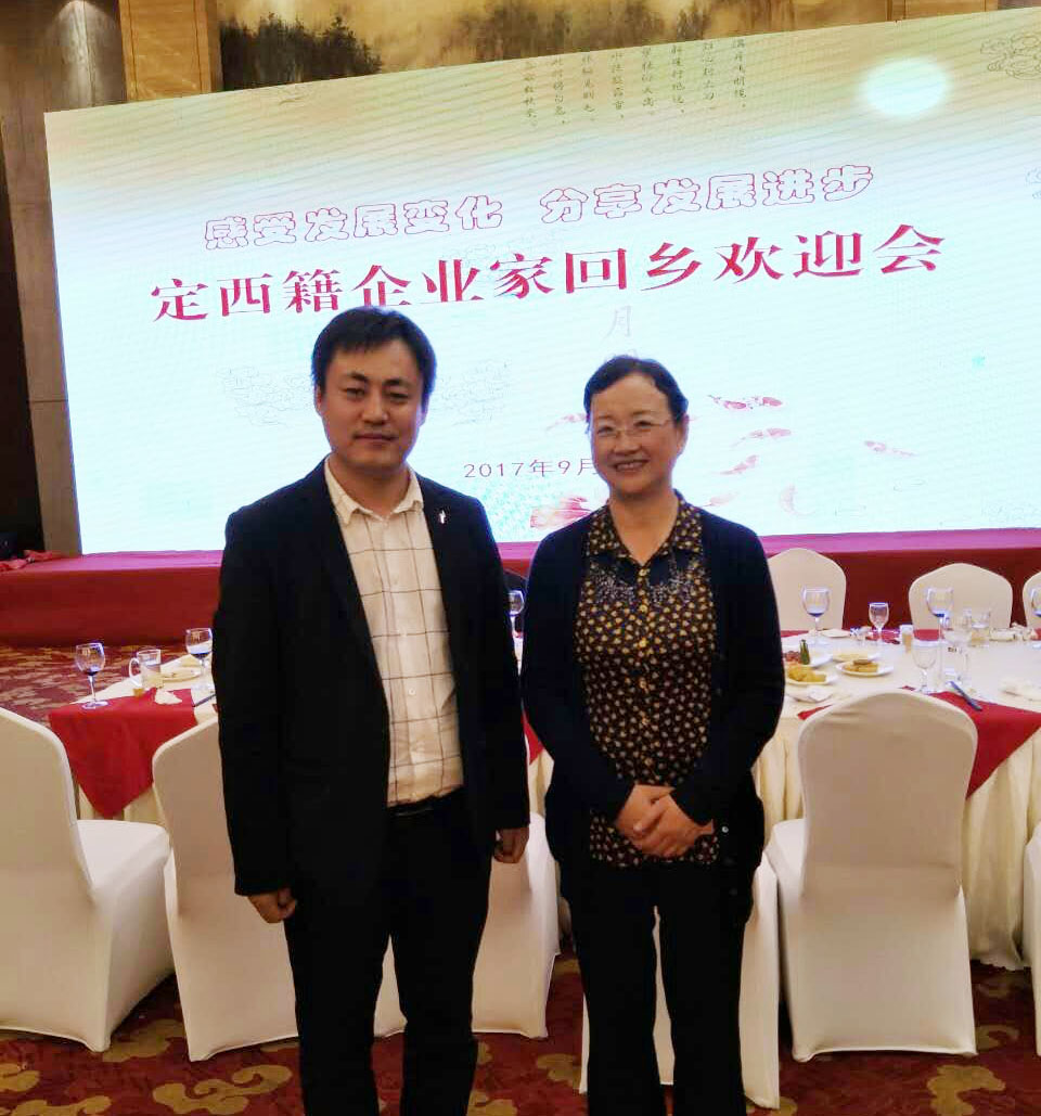 定西籍企業(yè)家回鄉(xiāng)中秋茶話會巨推傳媒CEO柴瀟和市委常委、市政府常務(wù)副市長黃愛菊合影