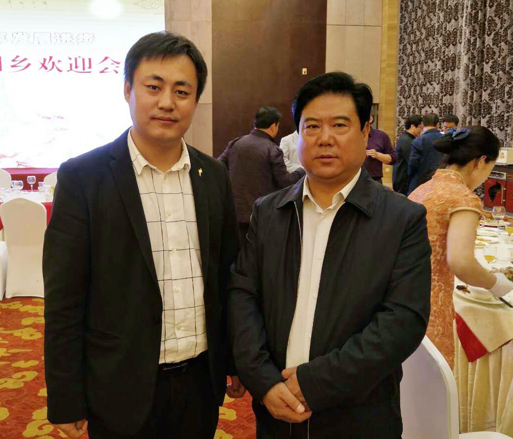 左：巨推公司創(chuàng)始人兼CEO，右：隴西縣委副書記、縣政府縣長陳彥吉