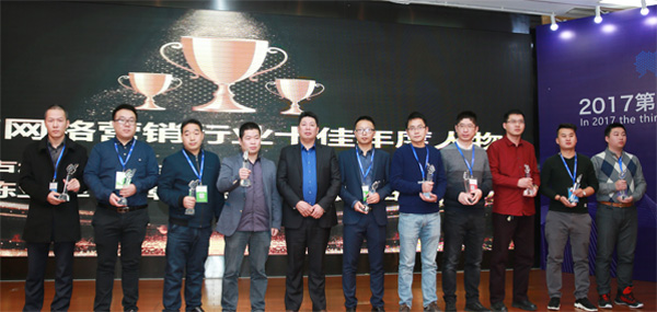 李勝洪為盧松松、陳超、冀紅、田云、郝高陽(yáng)、李唐、陳坤、朱朝、陳亞軍、蕭遠(yuǎn)頒獎(jiǎng)