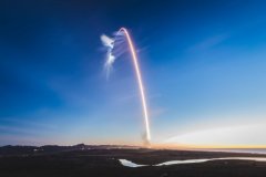 SpaceX 發(fā)射的獵鷹九號(hào)火箭軌跡太美，意外造成推特上 UFO 騷動(dòng)